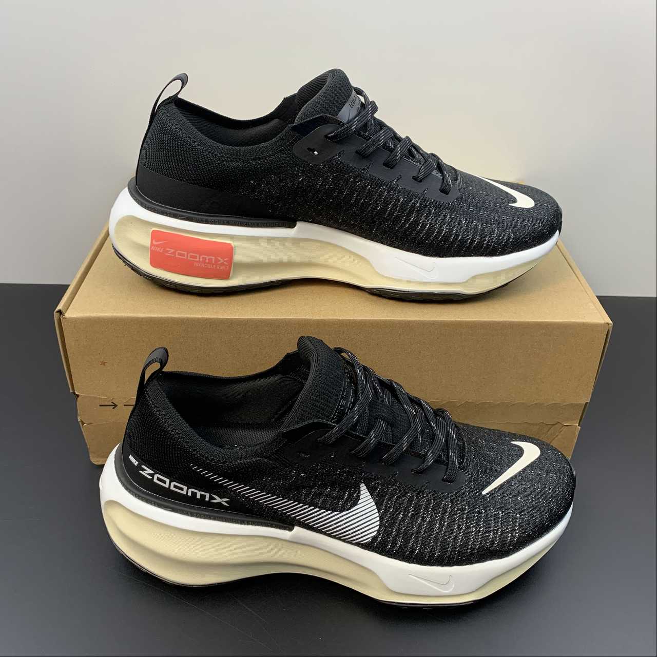 Zoom Invincible black white