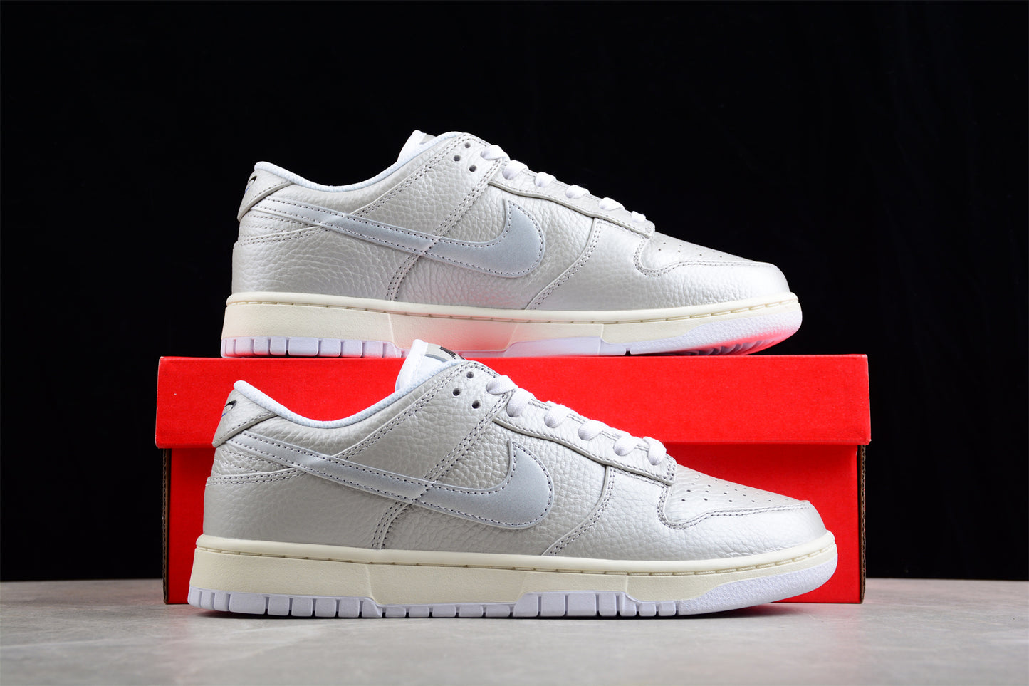Dunk Low metallic silver