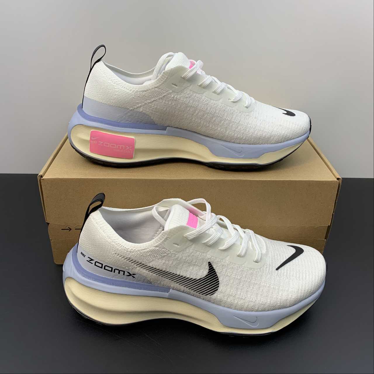 Zoom Invincible white blue pink