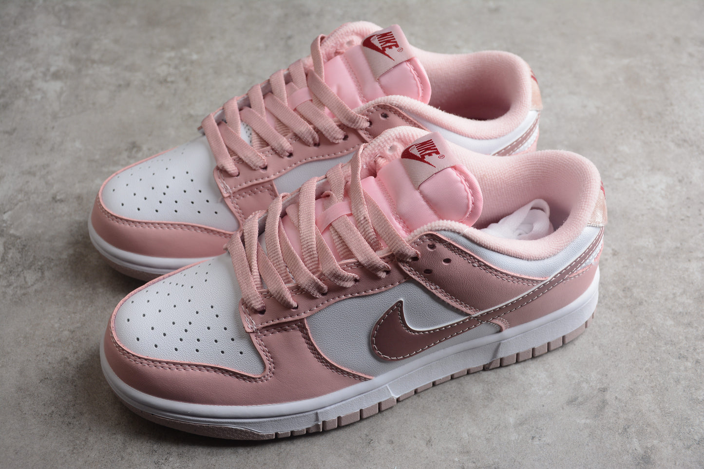 Dunk Low pink white