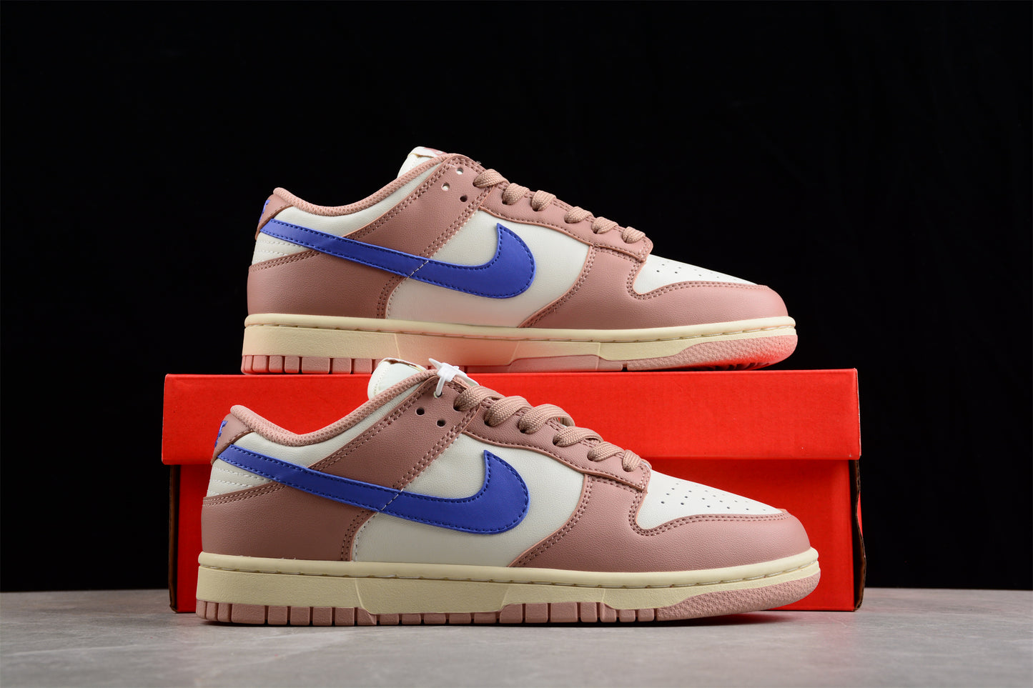 Dunk Low pink oxford