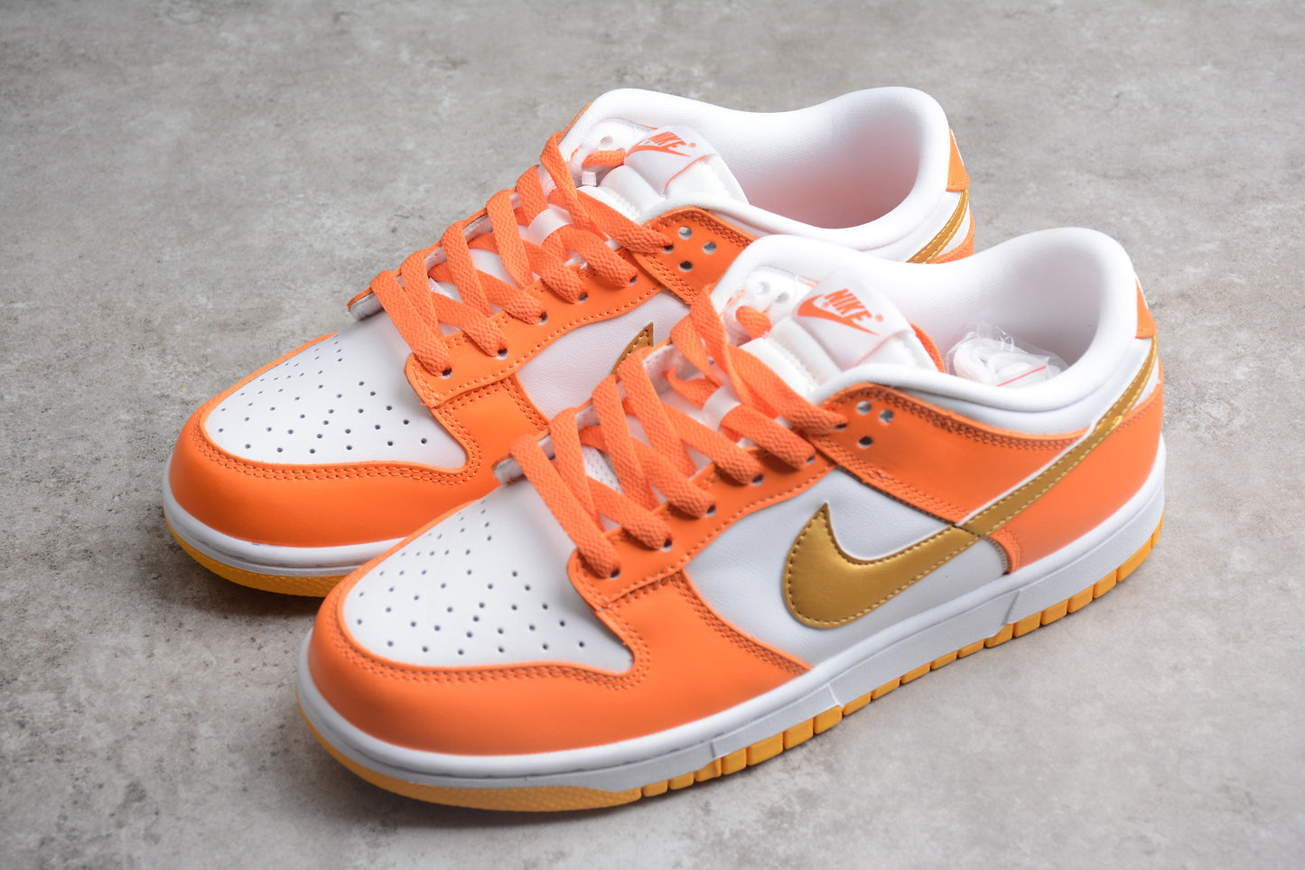 Dunk Low golden orange