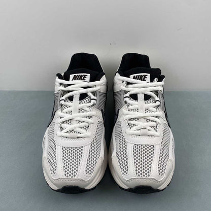 Zoom Vomero 5 white black