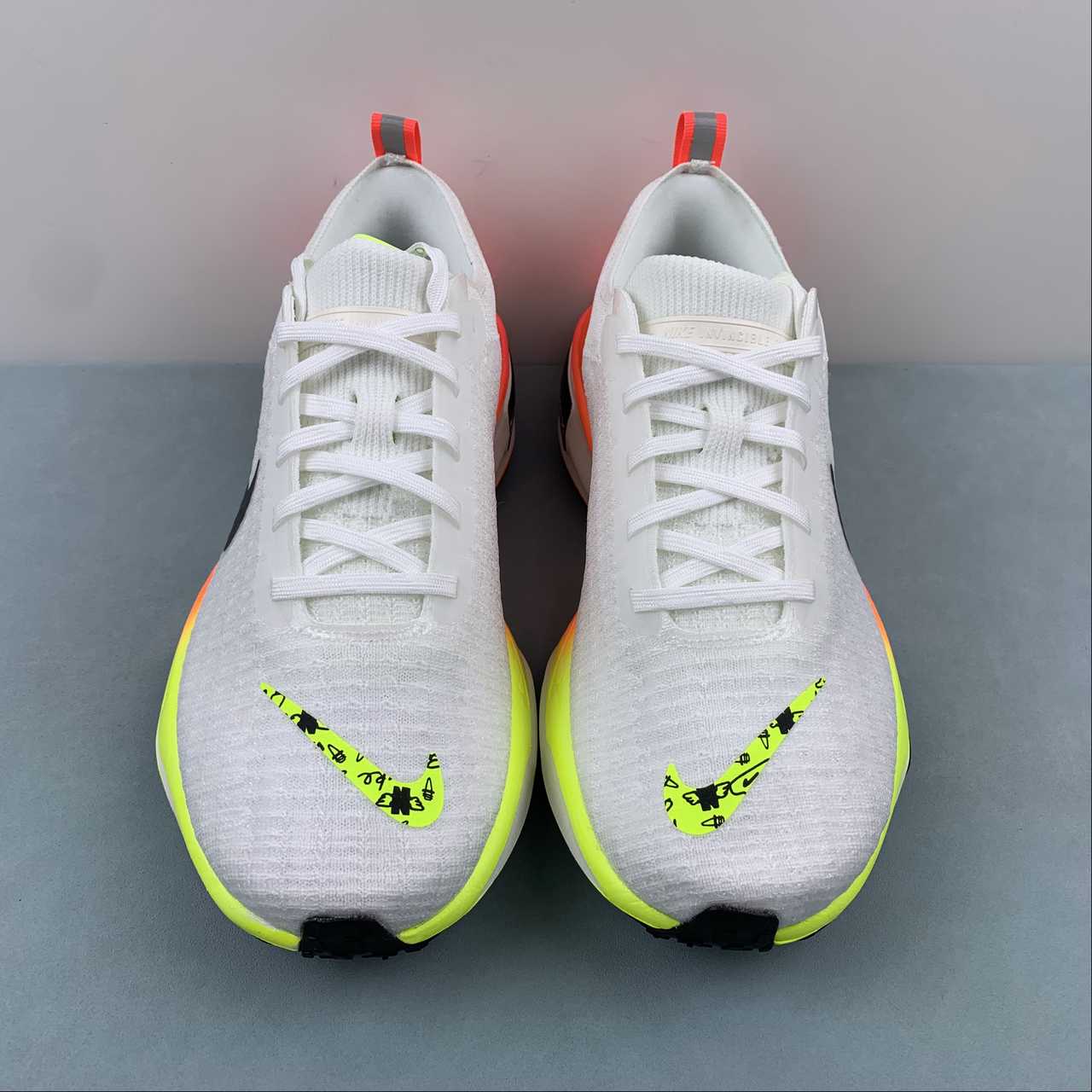 Zoom Invincible bright crimson