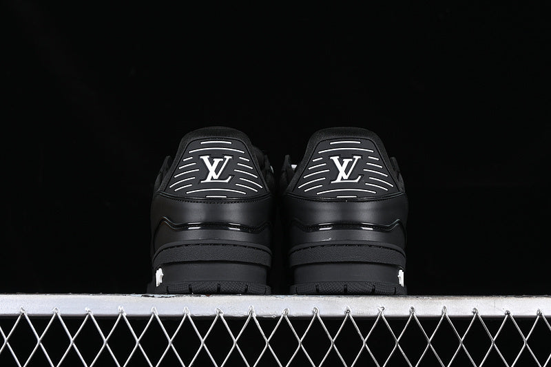 LV trainer black white