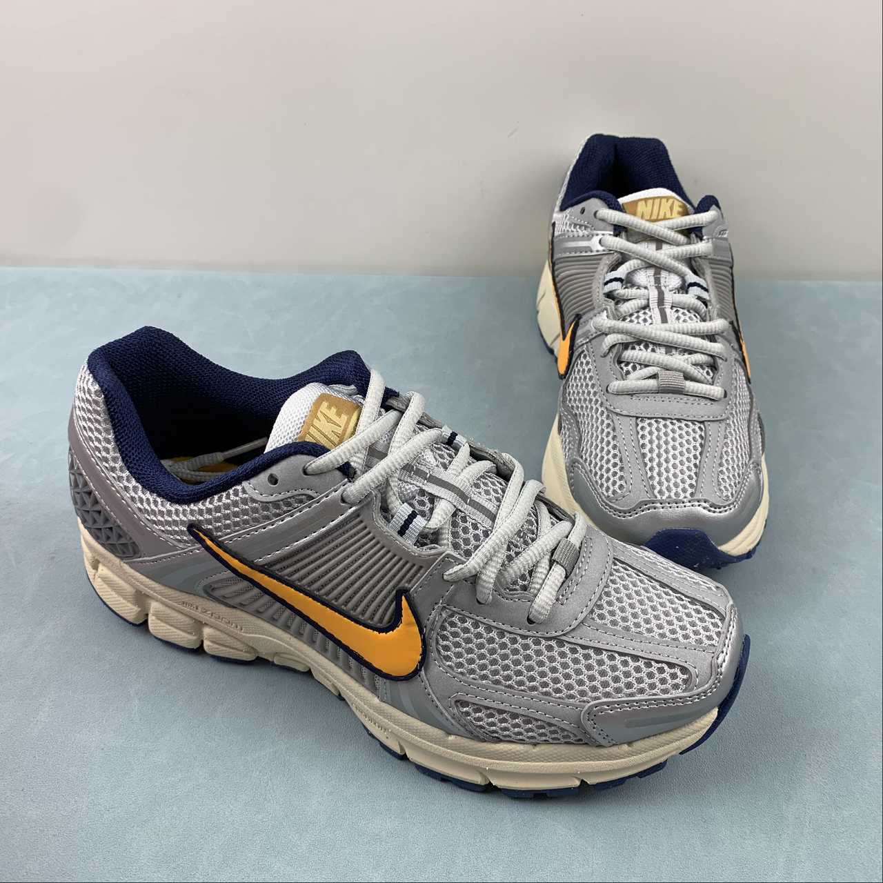 Zoom Vomero 5 grey yellow