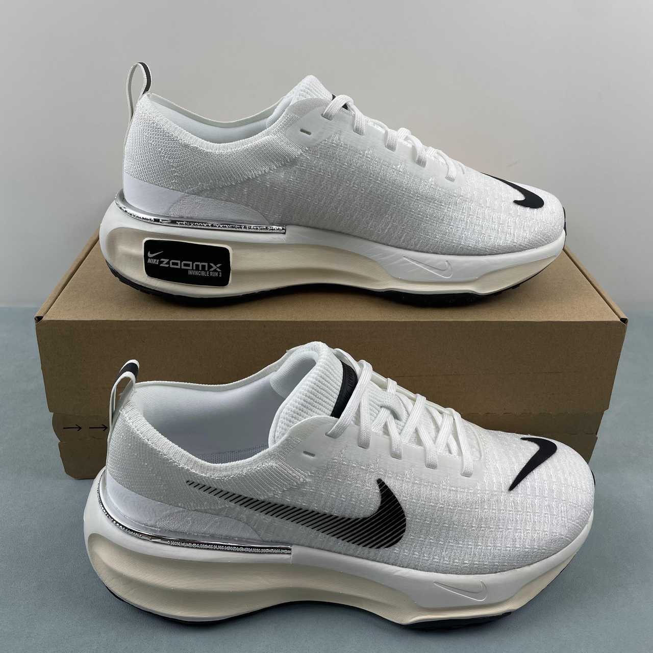 Zoom Invincible white black