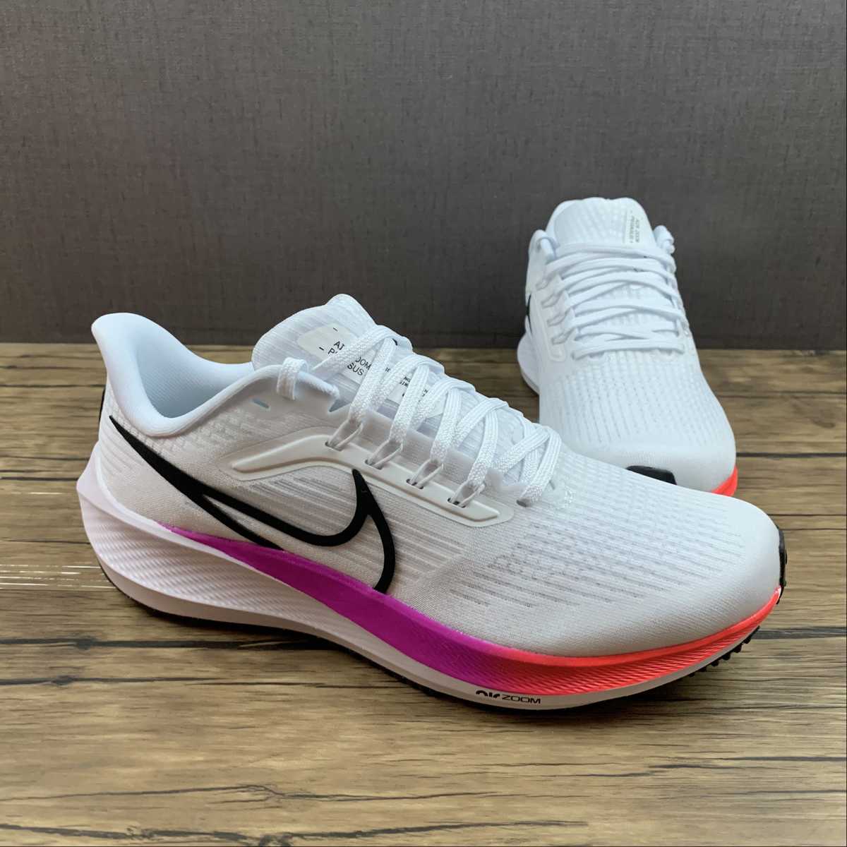 Zoom Pegasus 39 white black rainbow
