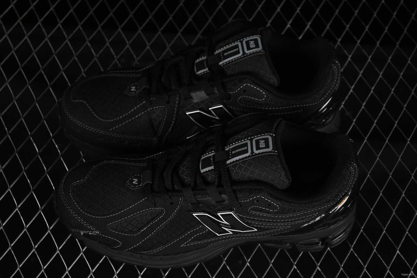 New Balance 1906R black white costures
