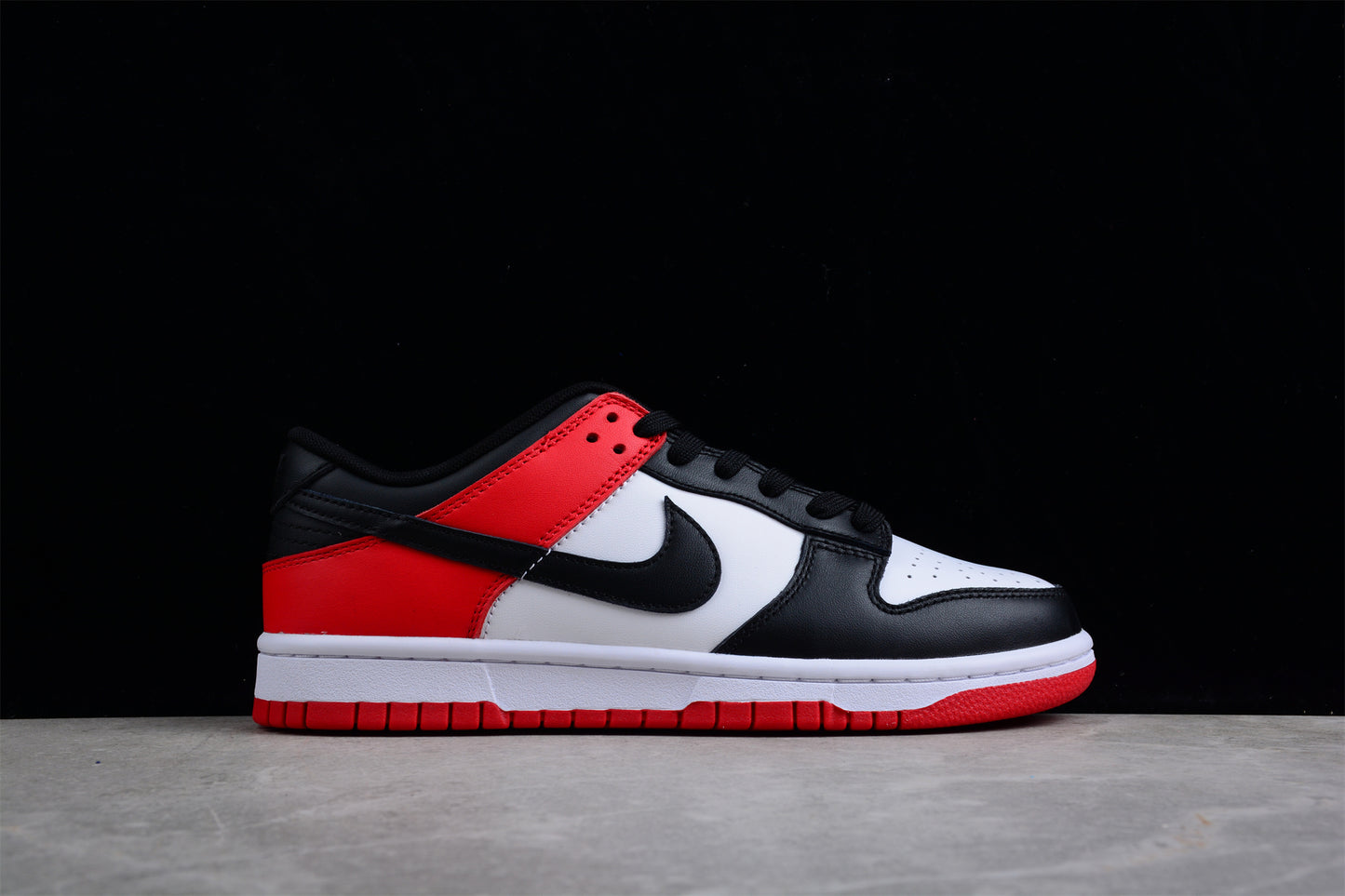 Dunk Low black red