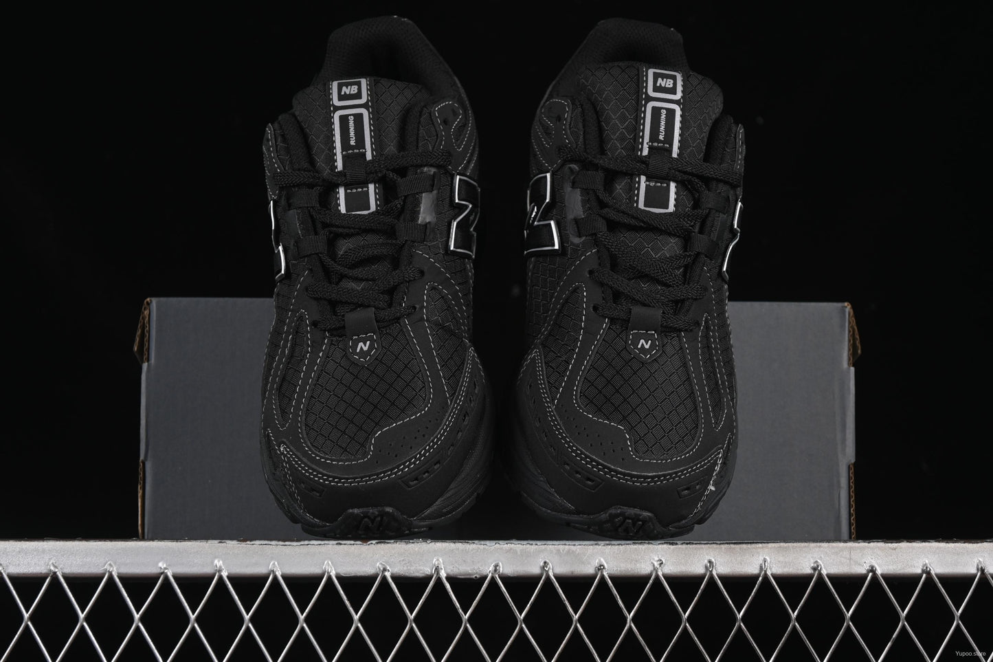 New Balance 1906R black white costures