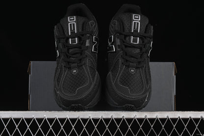 New Balance 1906R black white costures