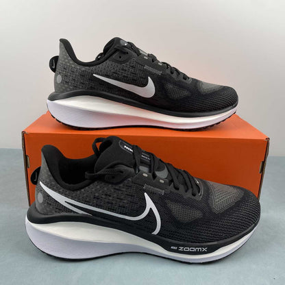 Zoom Vomero 17 black white