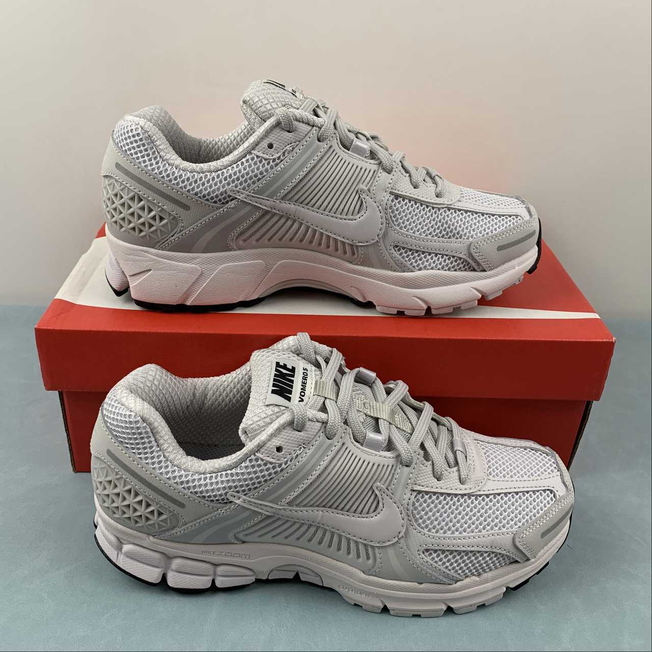 Zoom Vomero 5 lightgrey