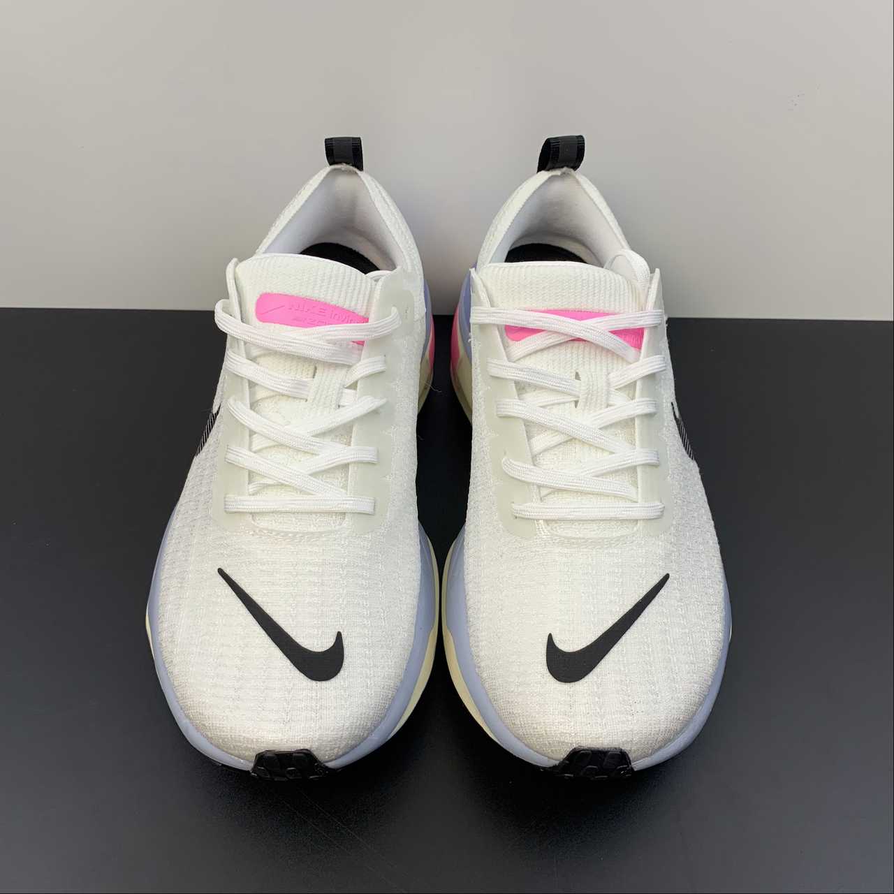 Zoom Invincible white blue pink