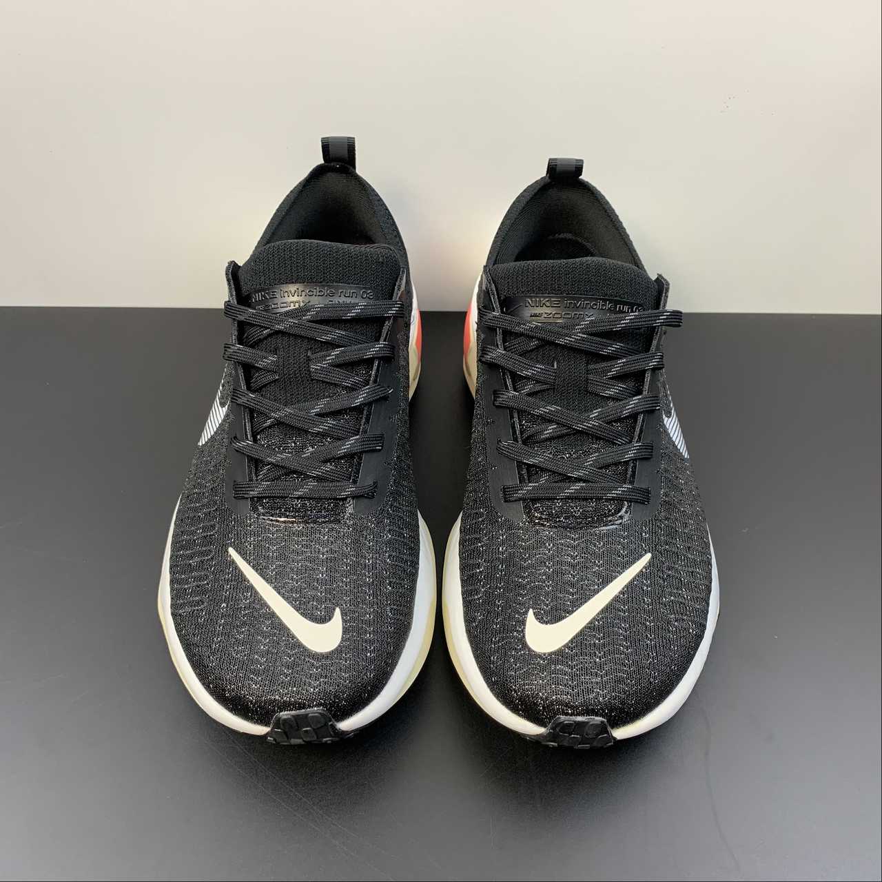 Zoom Invincible black white