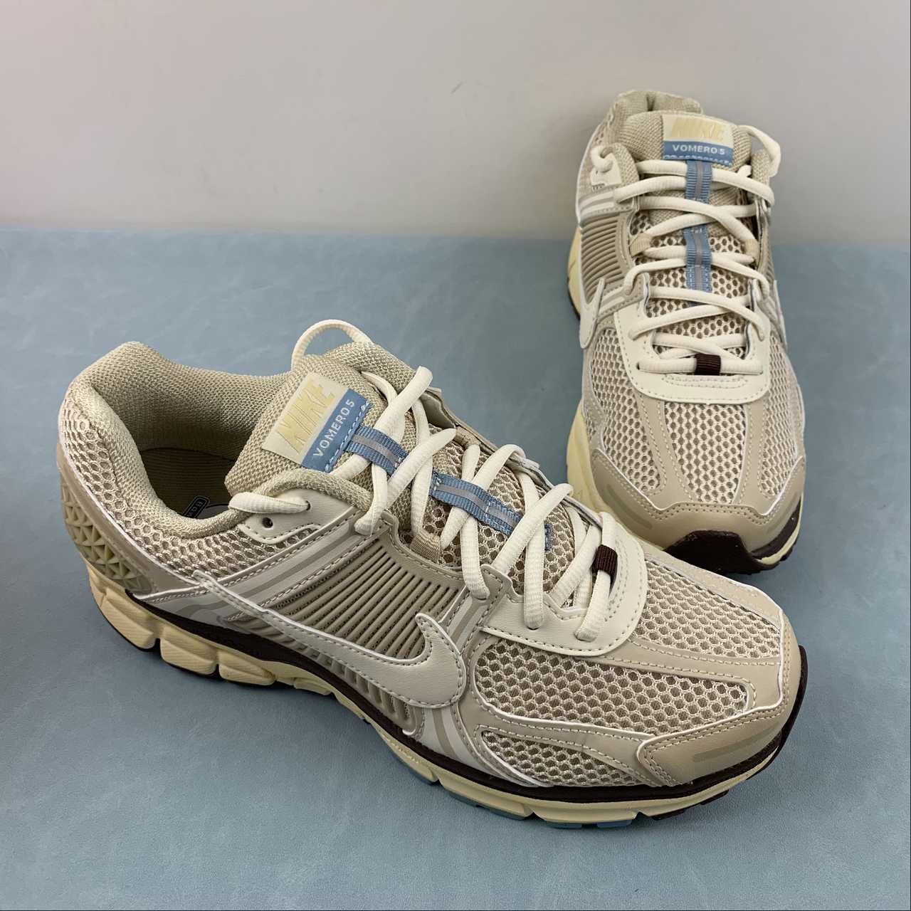 Zoom Vomero 5 sand