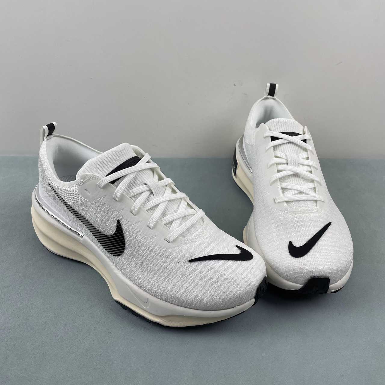 Zoom Invincible white black