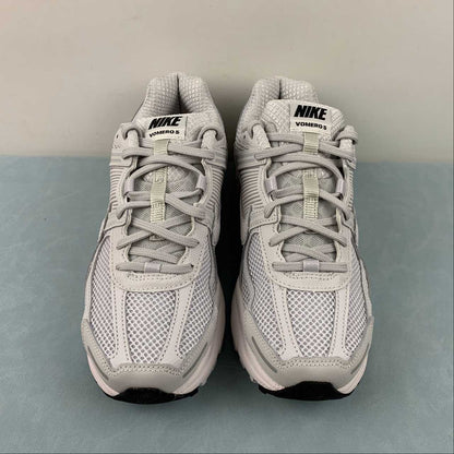 Zoom Vomero 5 lightgrey