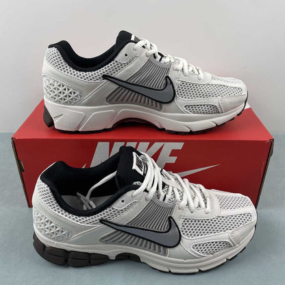 Zoom Vomero 5 white black