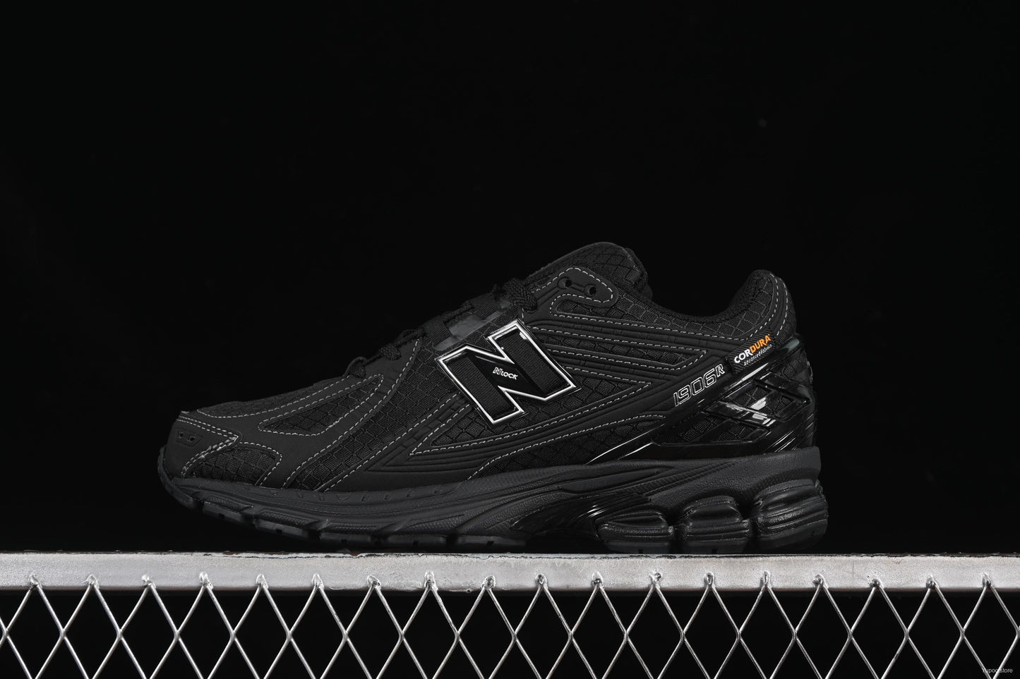 New Balance 1906R black white costures