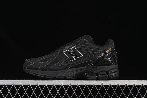 New Balance 1906R black white costures