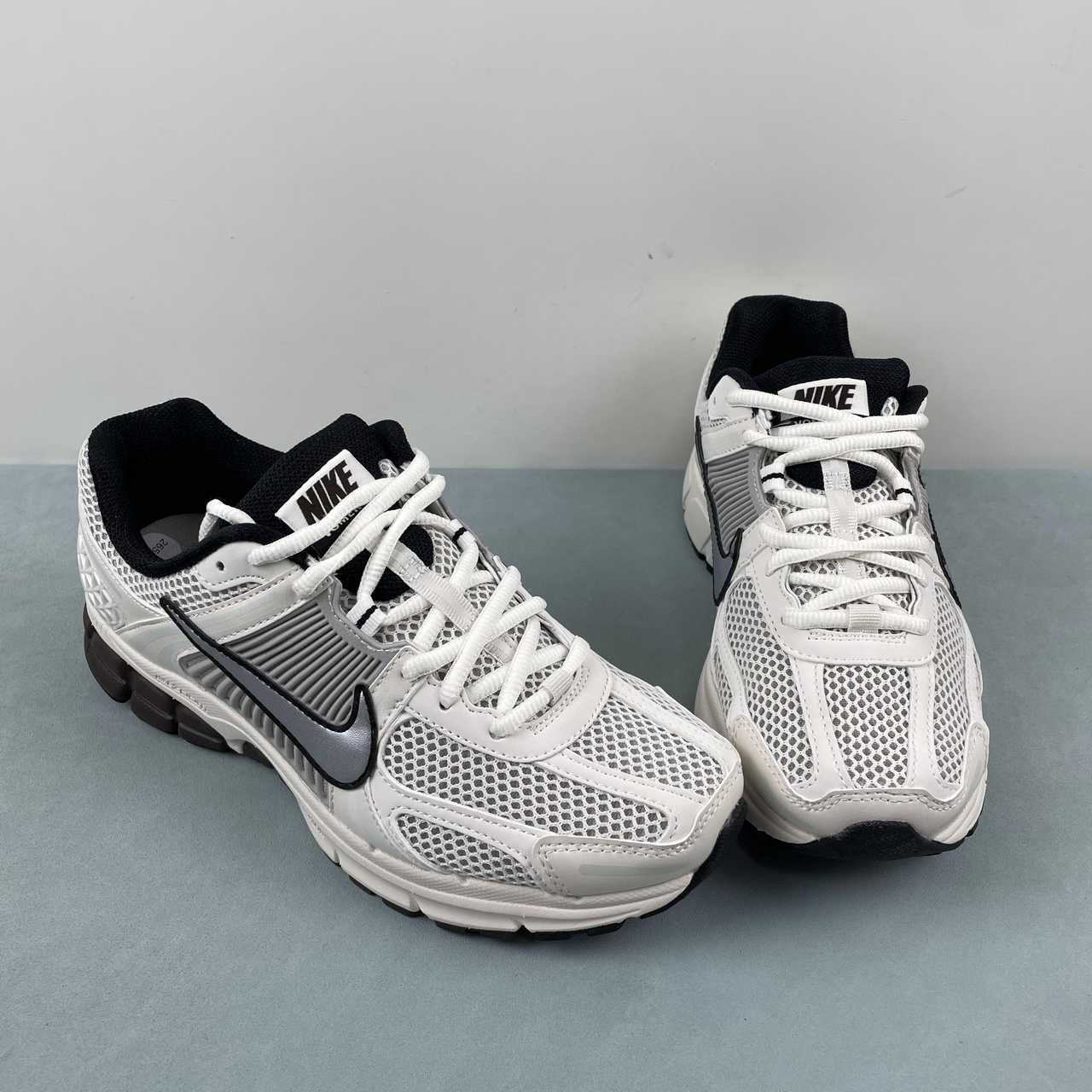 Zoom Vomero 5 white black