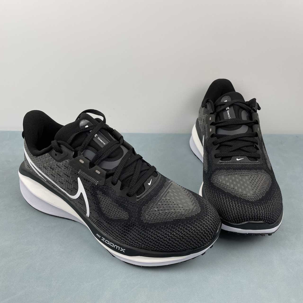Zoom Vomero 17 black white