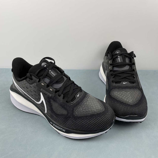 Zoom Vomero 17 black white