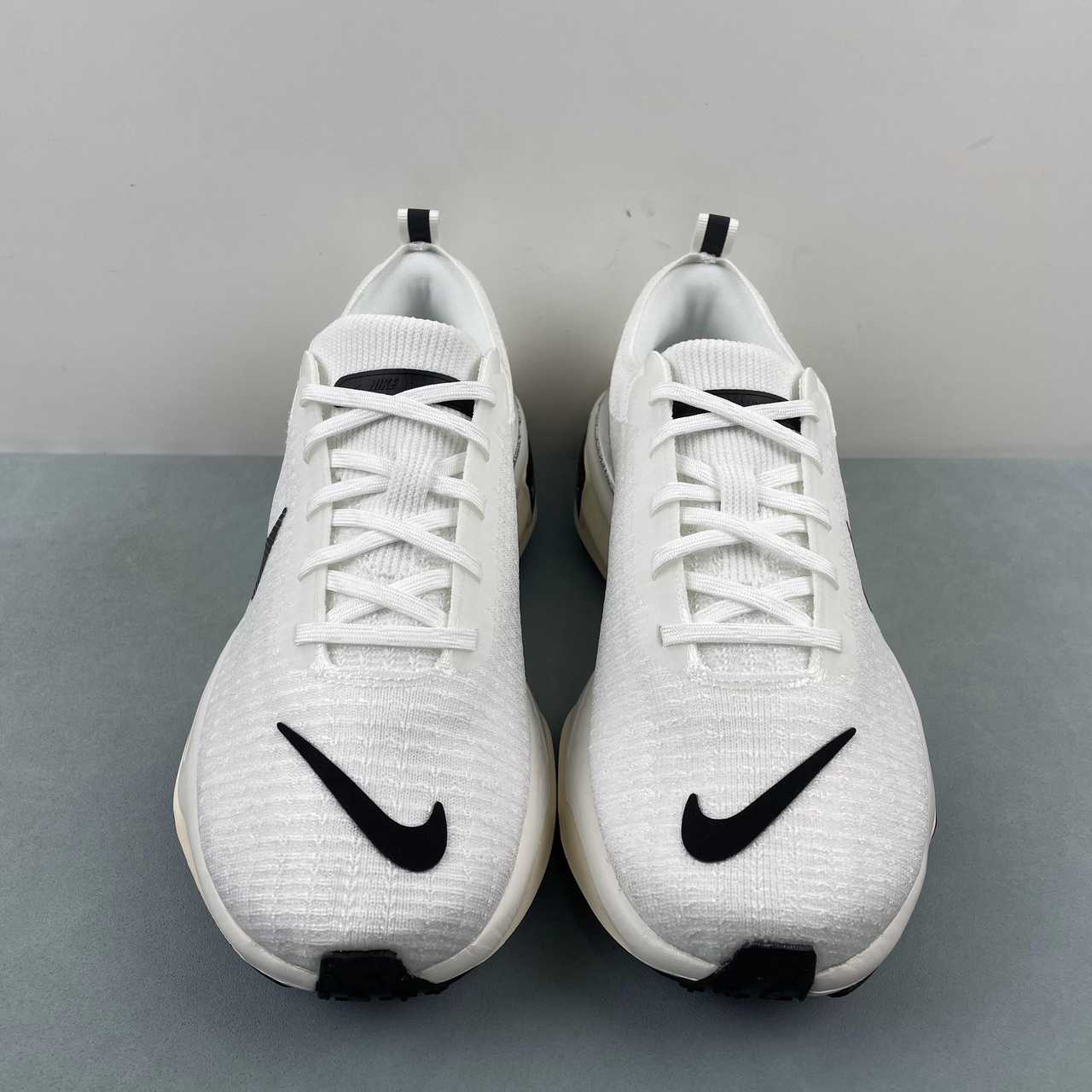 Zoom Invincible white black
