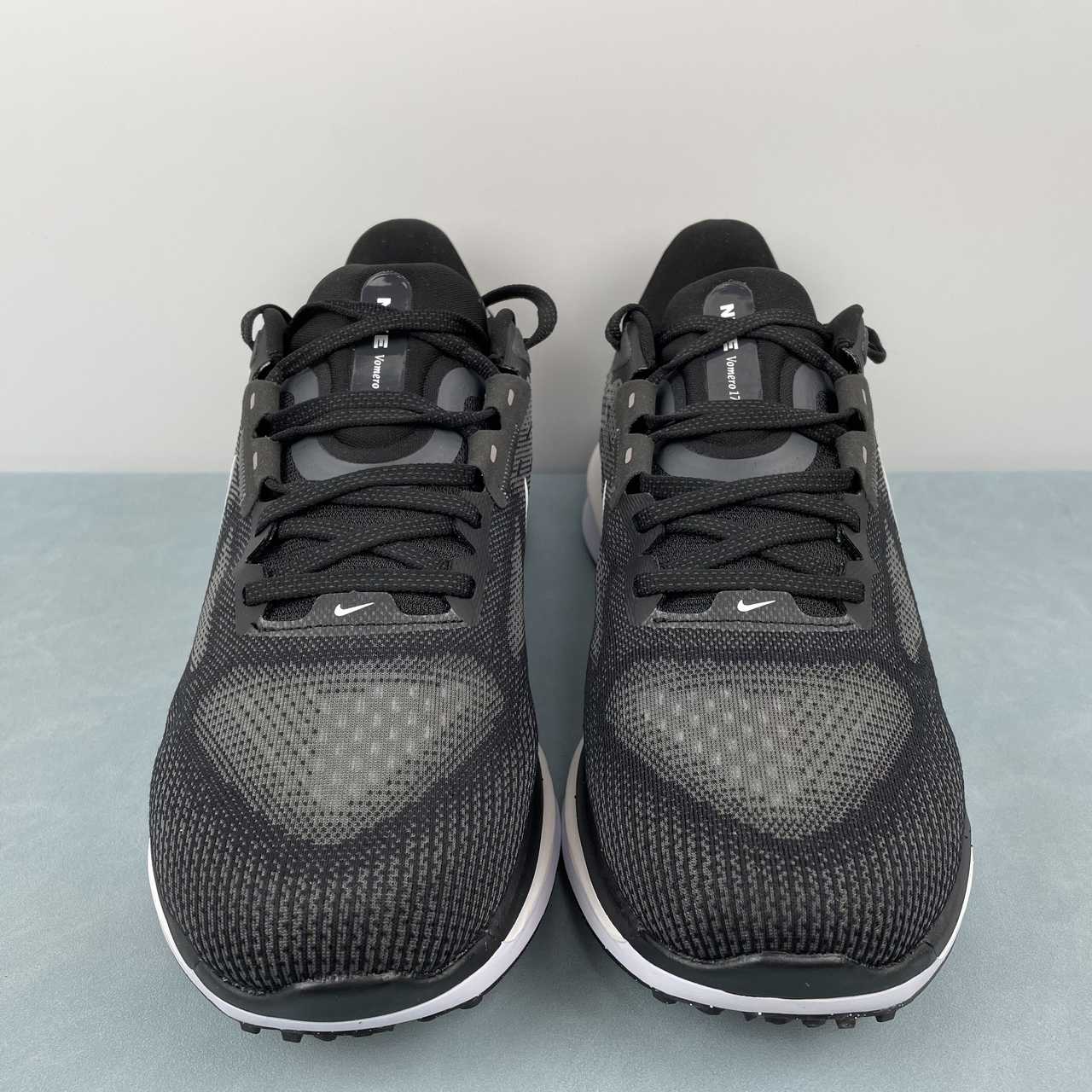 Zoom Vomero 17 black white