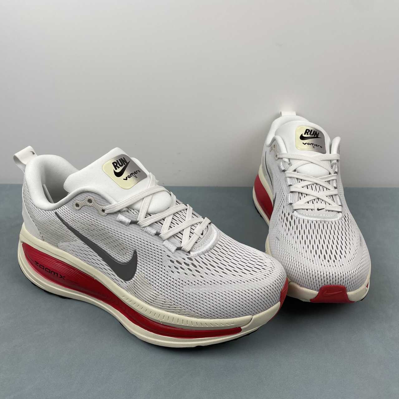 Zoom Vomero 18 white red